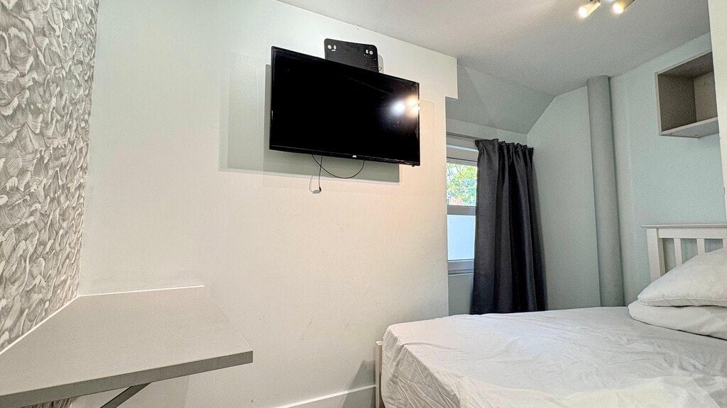Room Gunnersbury Lane in Greater London