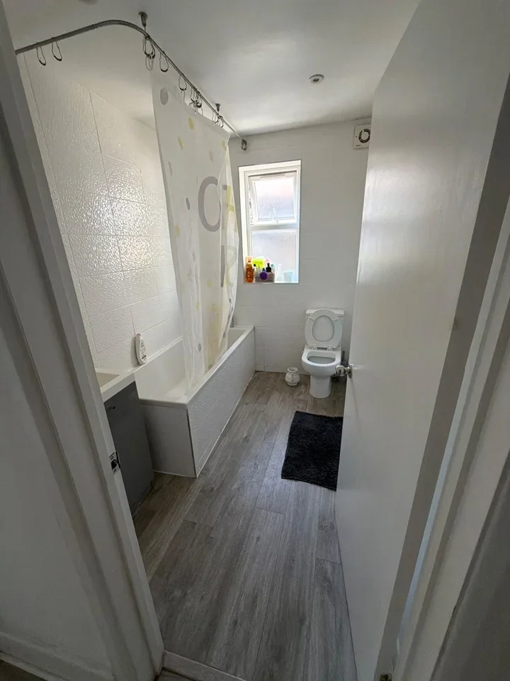 Room Romford Road in Greater London