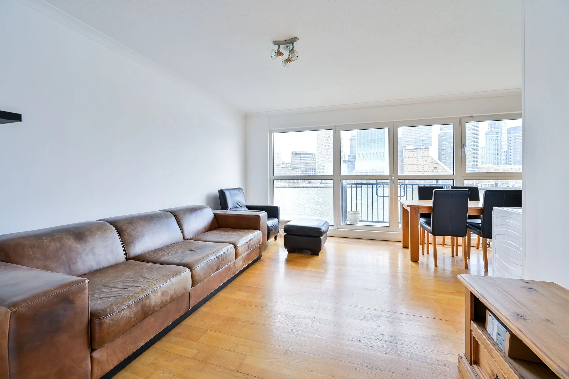 Flat Lawrence Wharf in Greater London