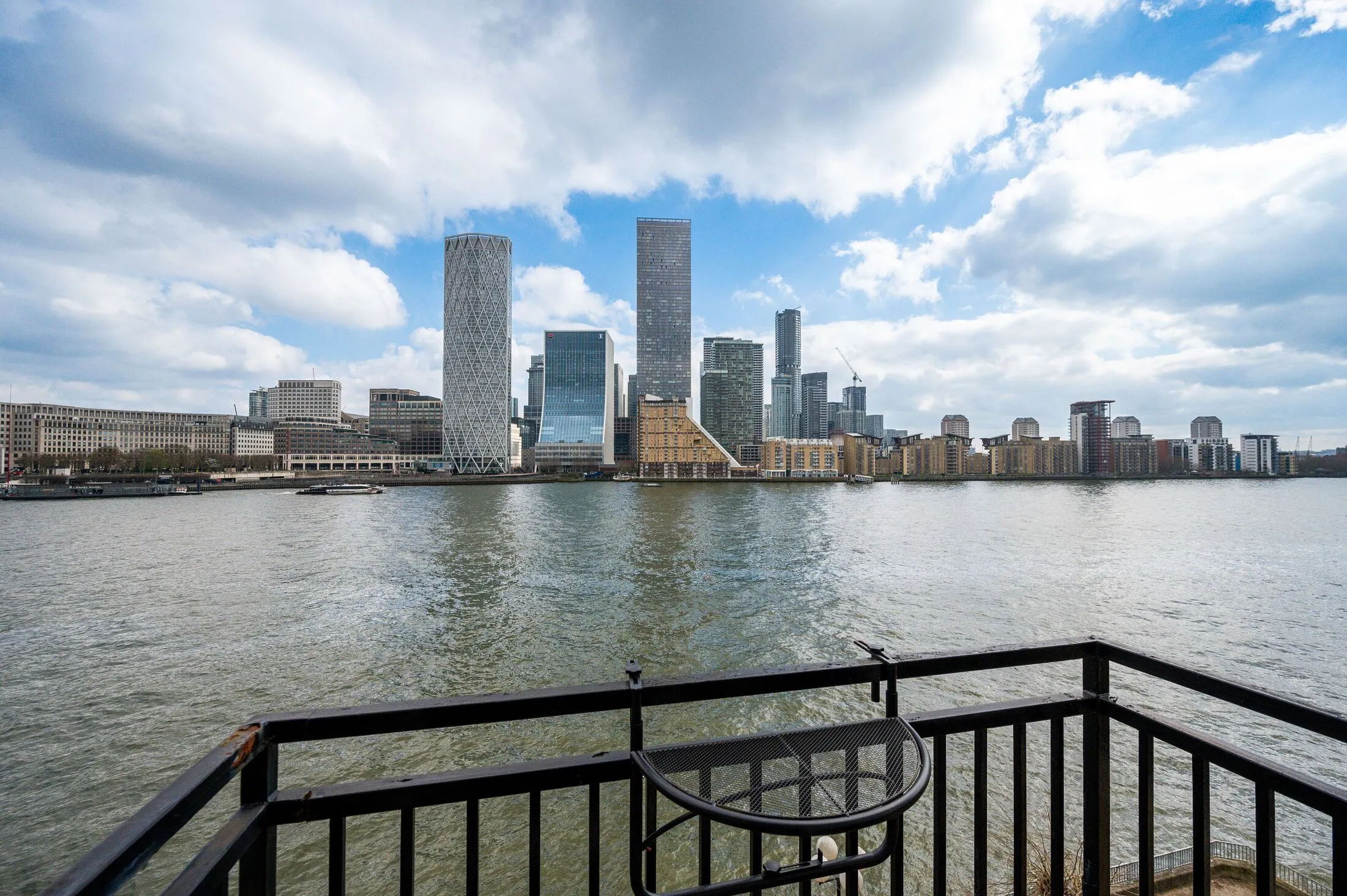 Flat Lawrence Wharf in Greater London