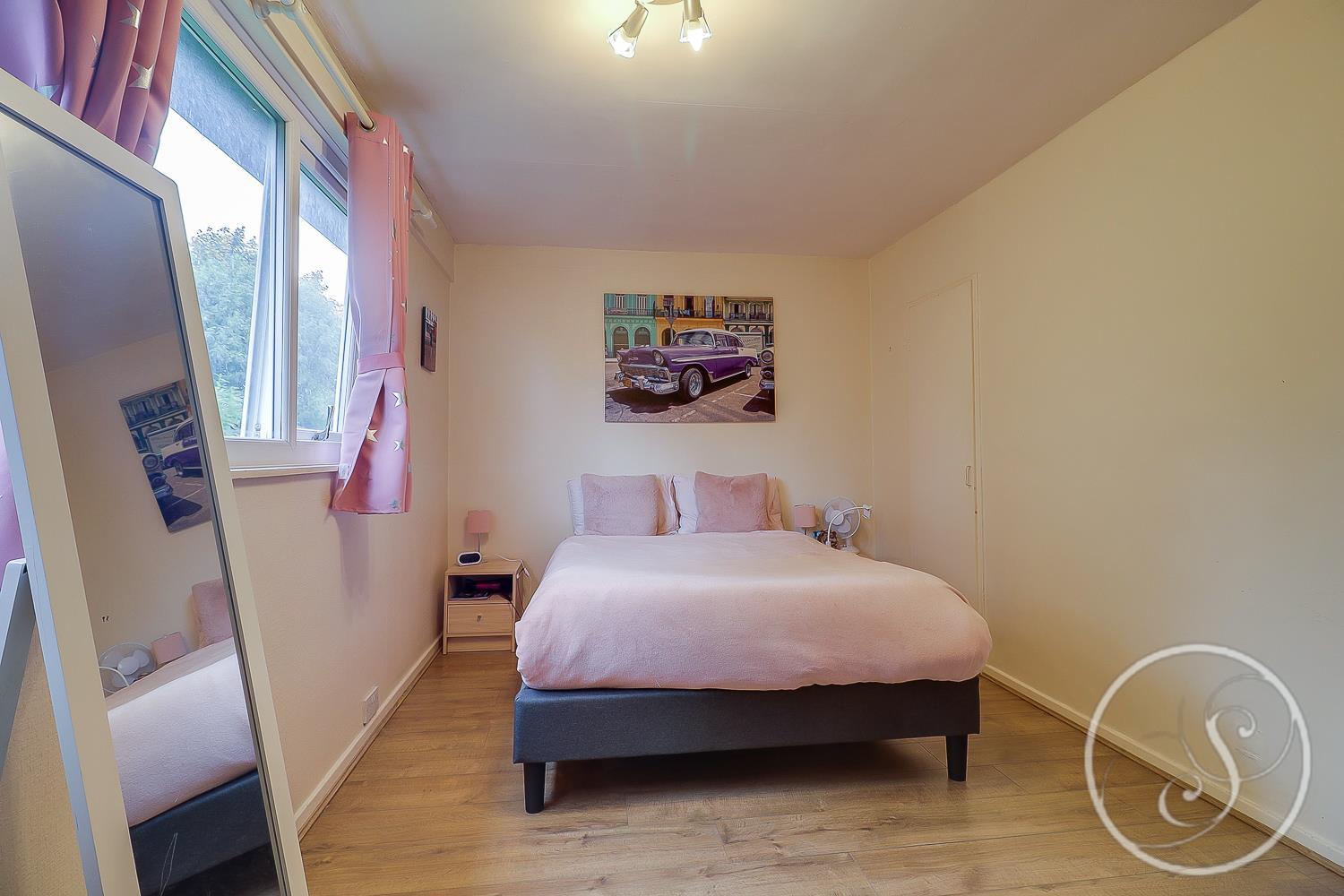 Flat Lincombe Drive in Leeds