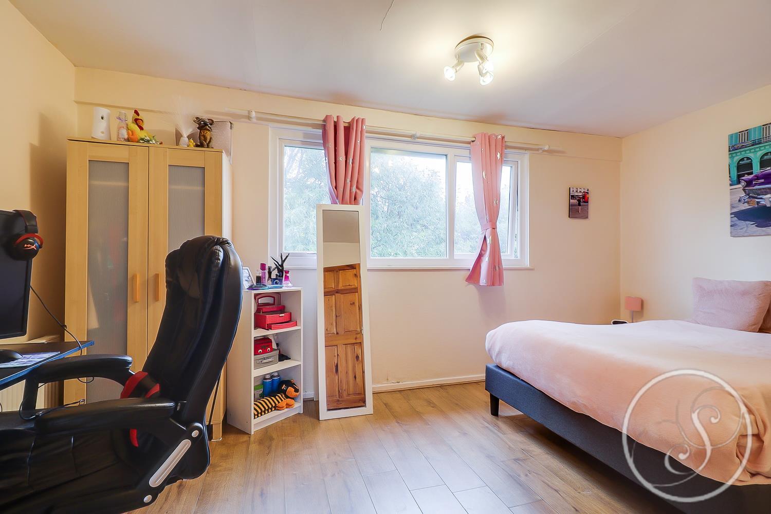 Flat Lincombe Drive in Leeds