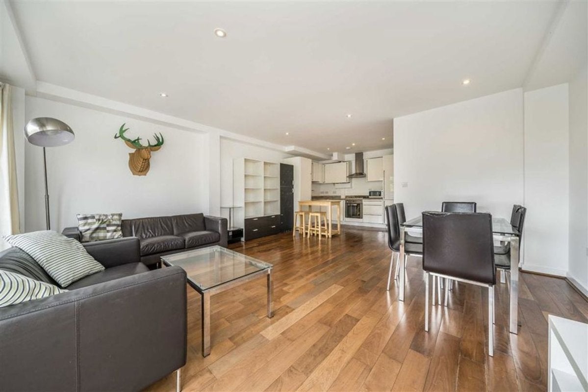 Flat Hackney Road in Greater London