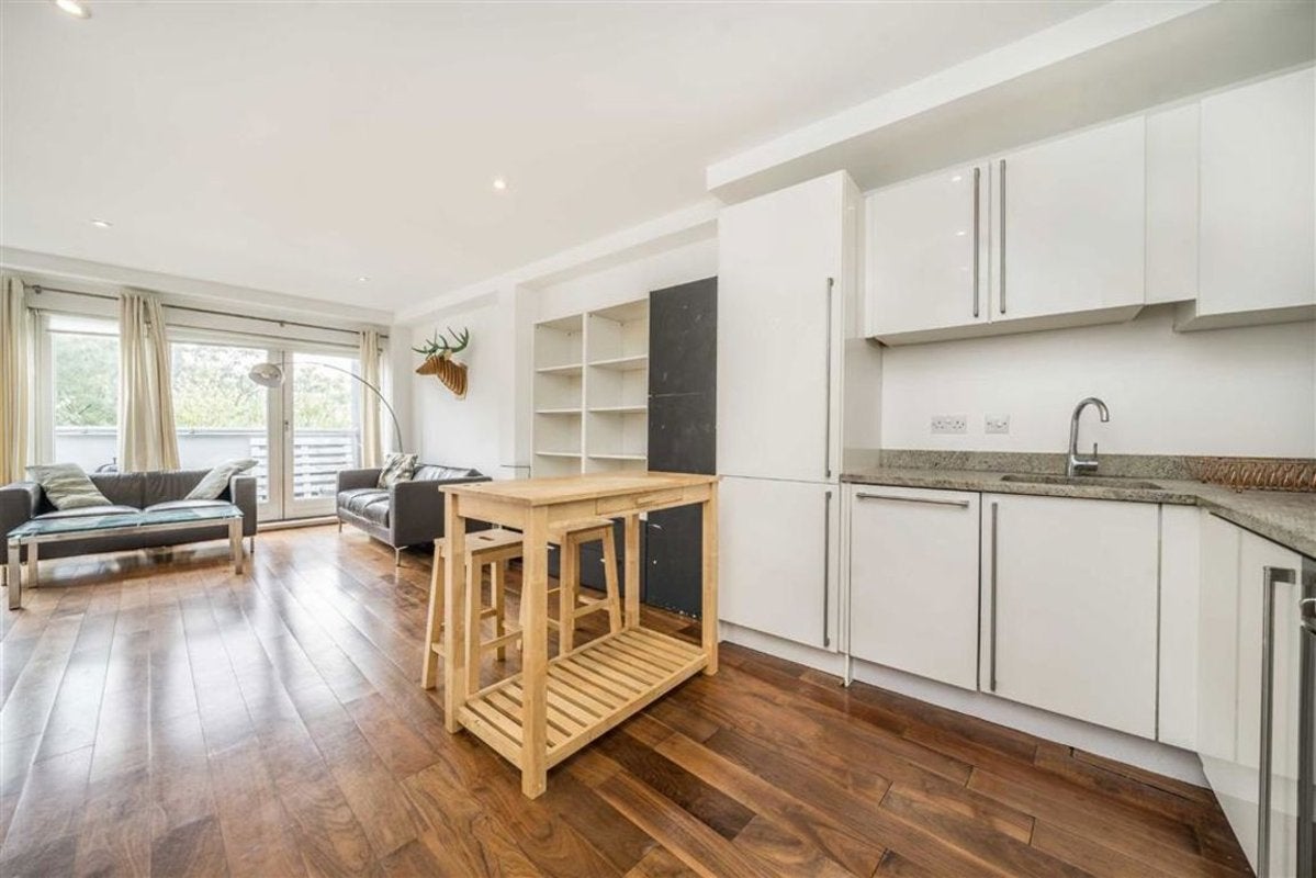 Flat Hackney Road in Greater London