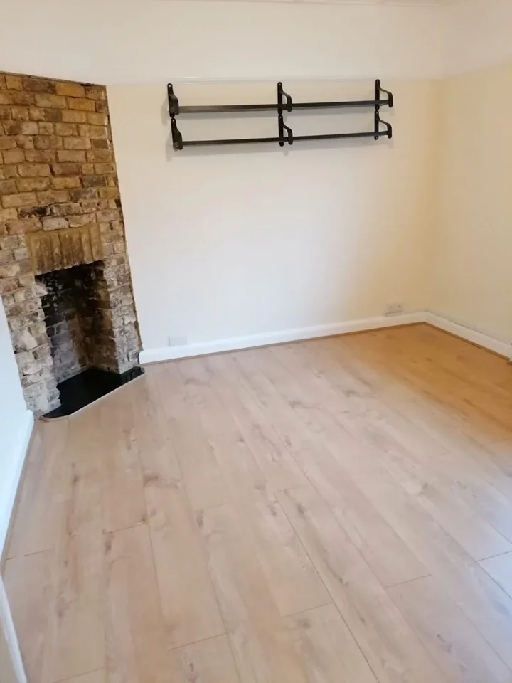Flat Alberta Avenue in Greater London
