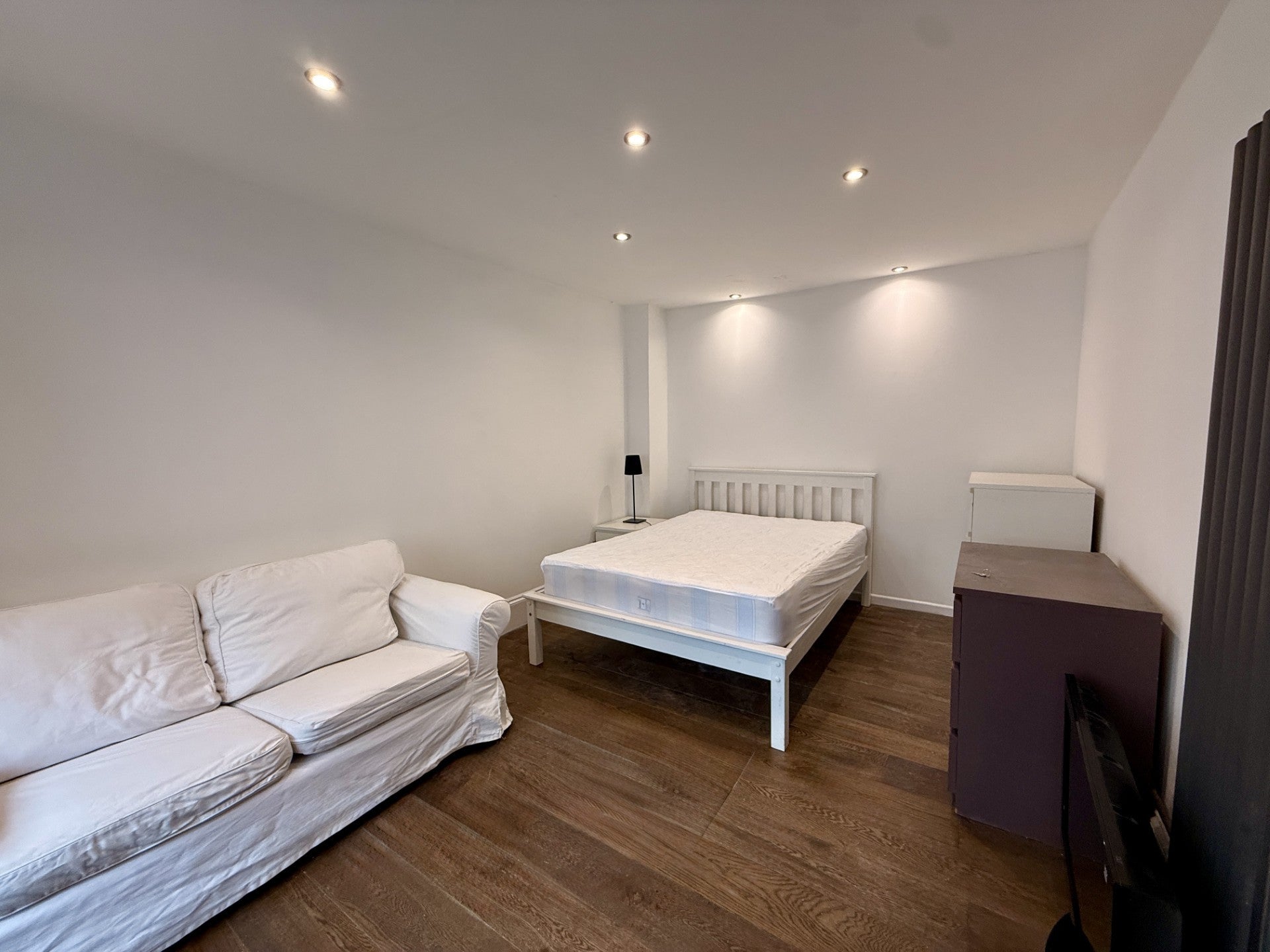Flat Castlebar Park in Greater London