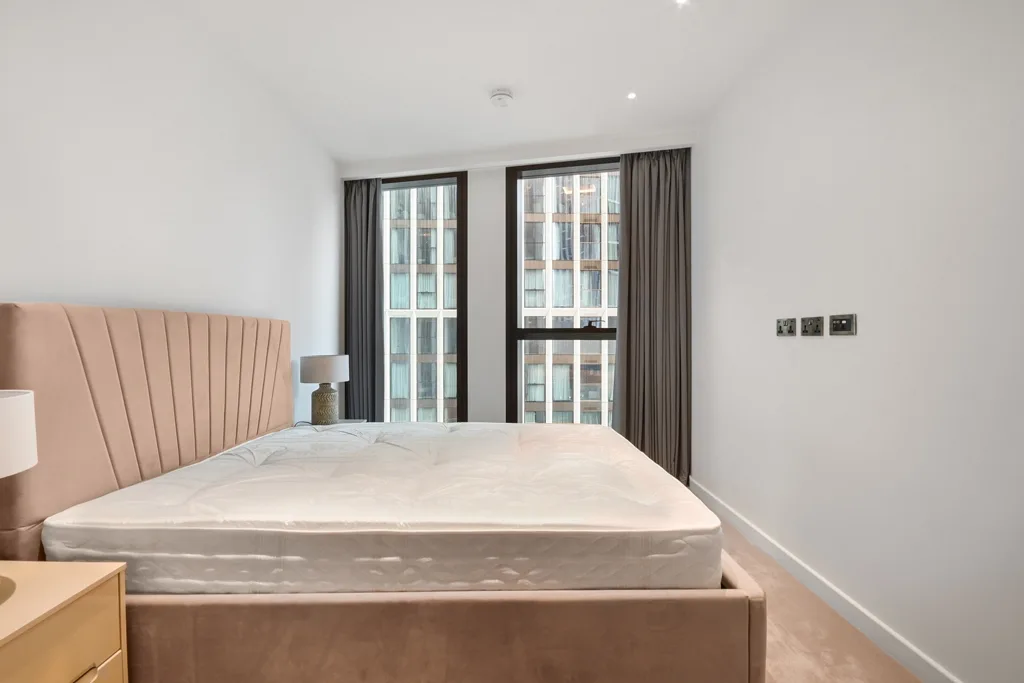 Flat Carnation Way in Greater London