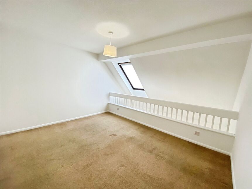 Flat Shott Close in Greater London