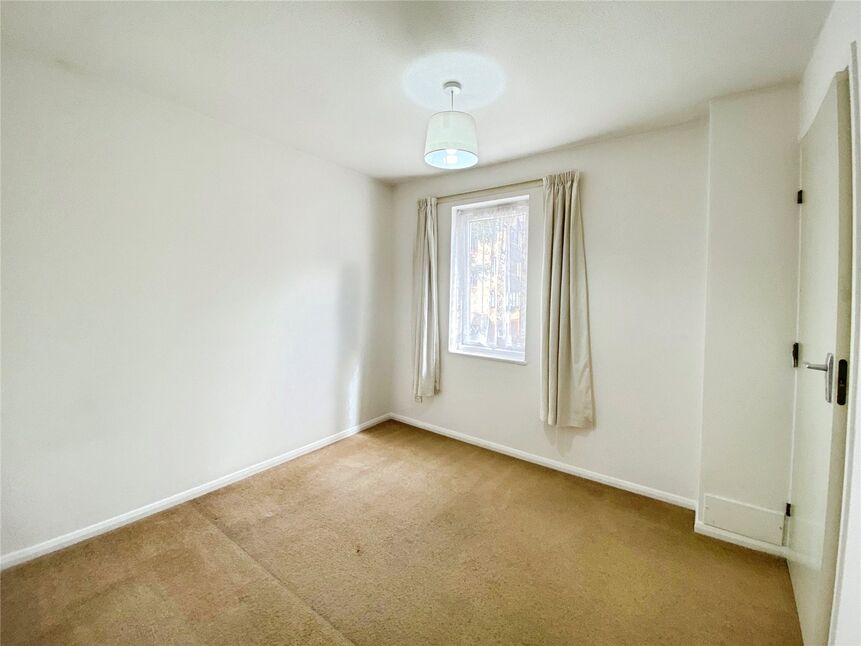 Flat Shott Close in Greater London