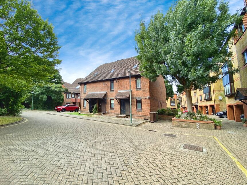 Flat Shott Close in Greater London
