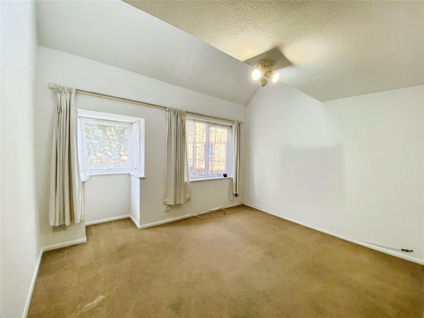 Flat Shott Close in Greater London