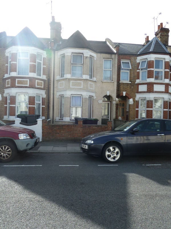 House Roseberry Gardens in Greater London