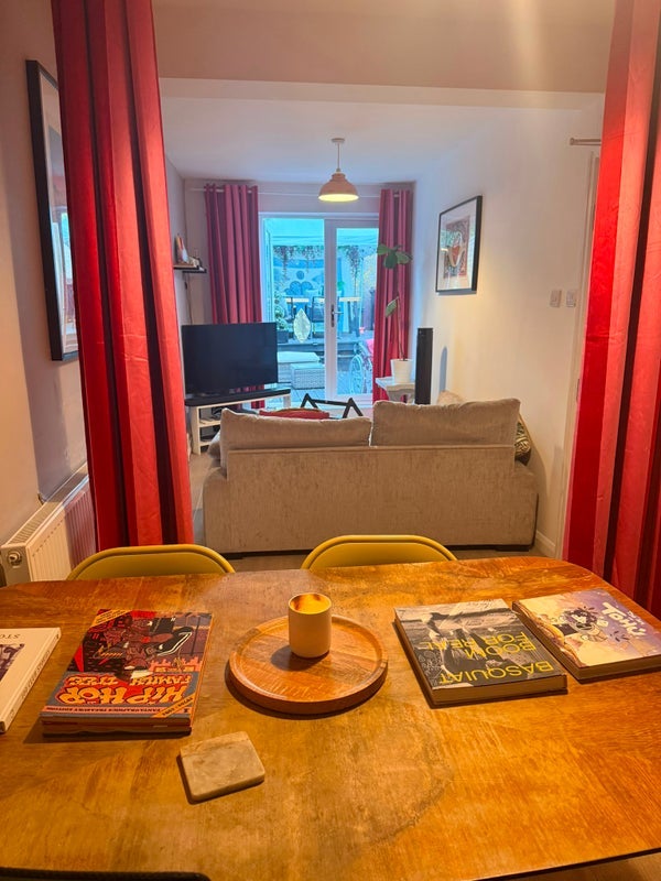 Room Manor Road in Greater London
