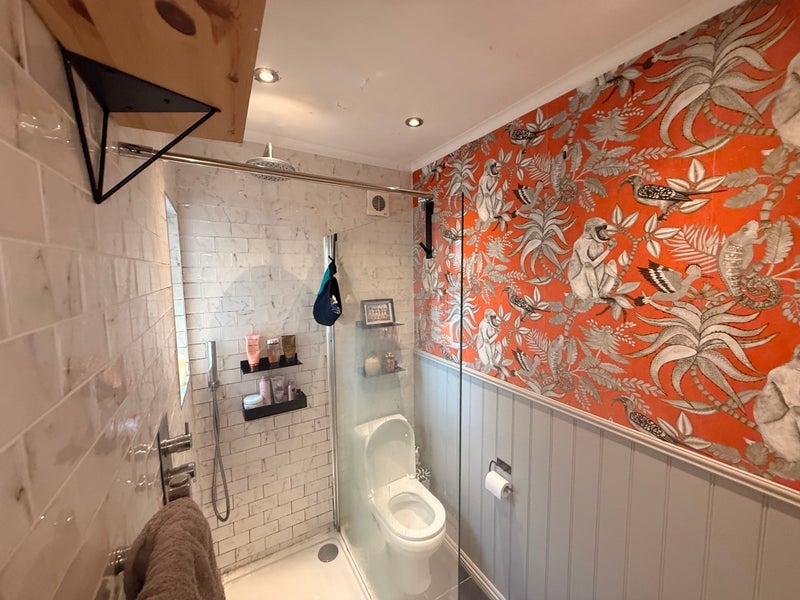 Room Manor Road in Greater London