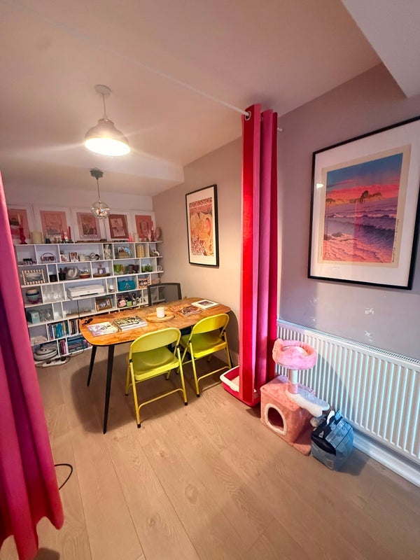 Room Manor Road in Greater London