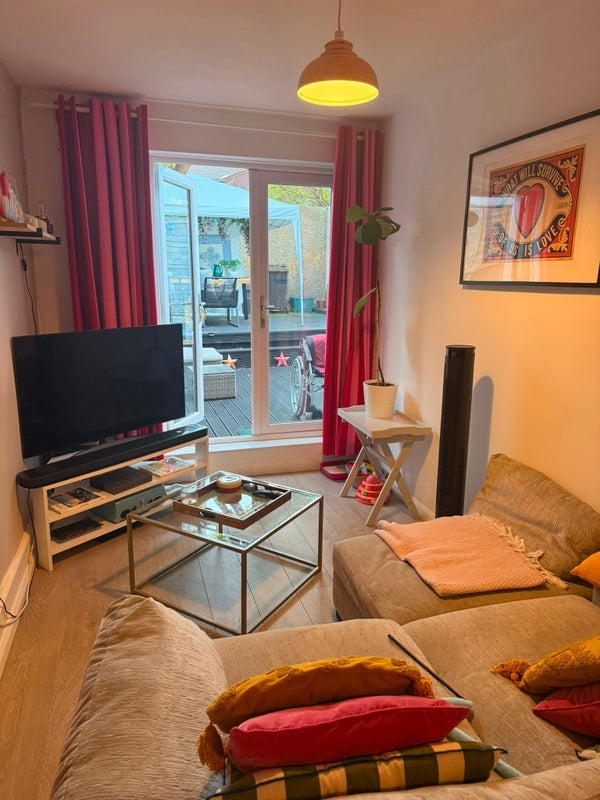 Room Manor Road in Greater London