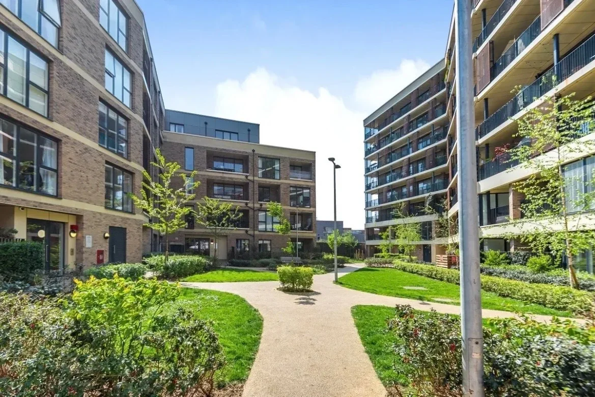 Flat Scena Way in Greater London