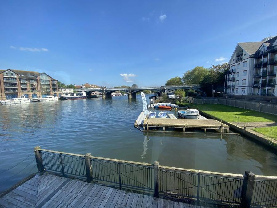 Flat Thames Side in Greater London