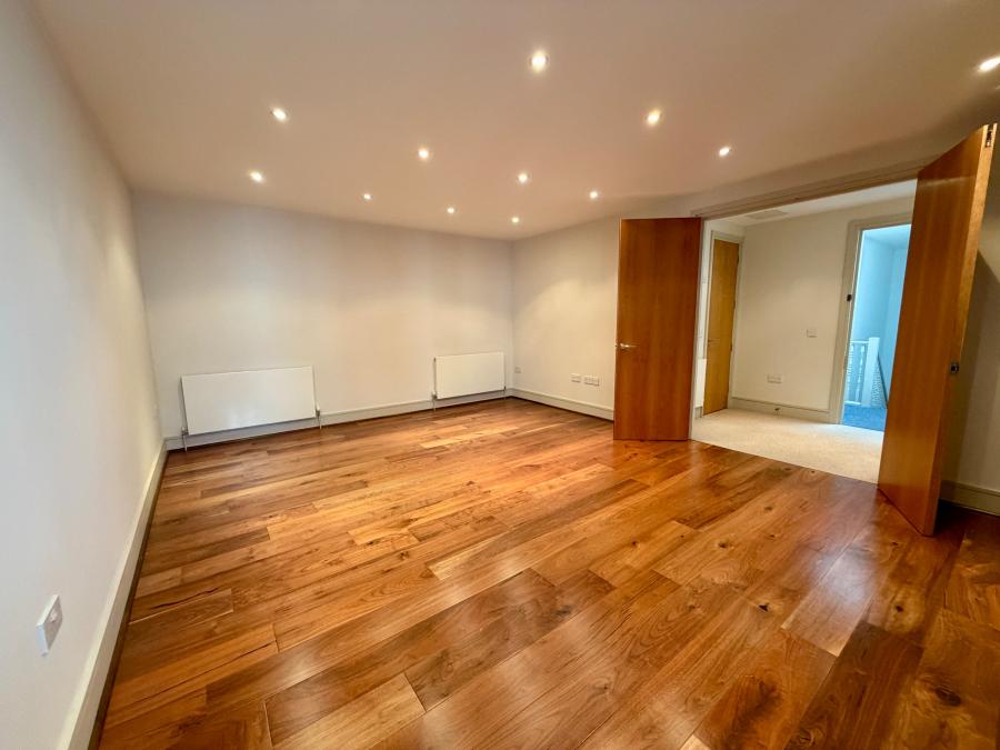 Flat Thames Side in Greater London