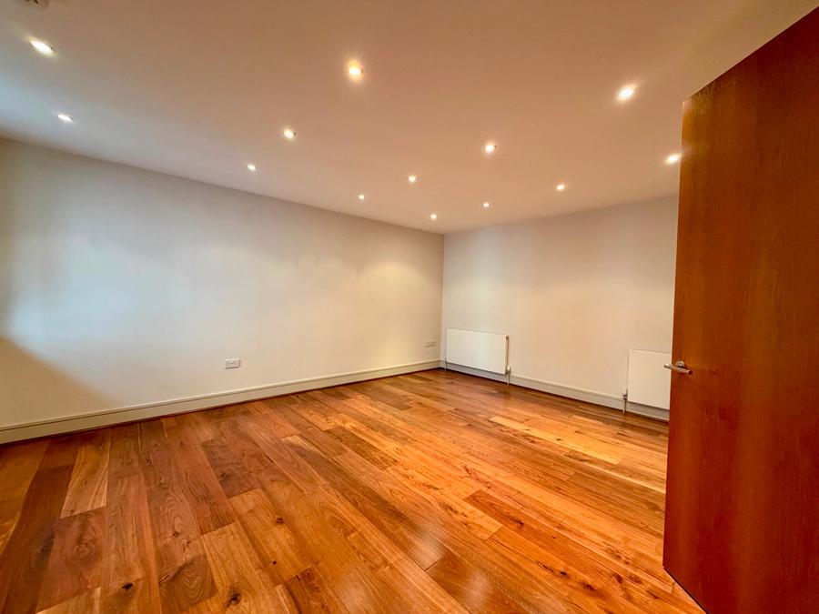 Flat Thames Side in Greater London