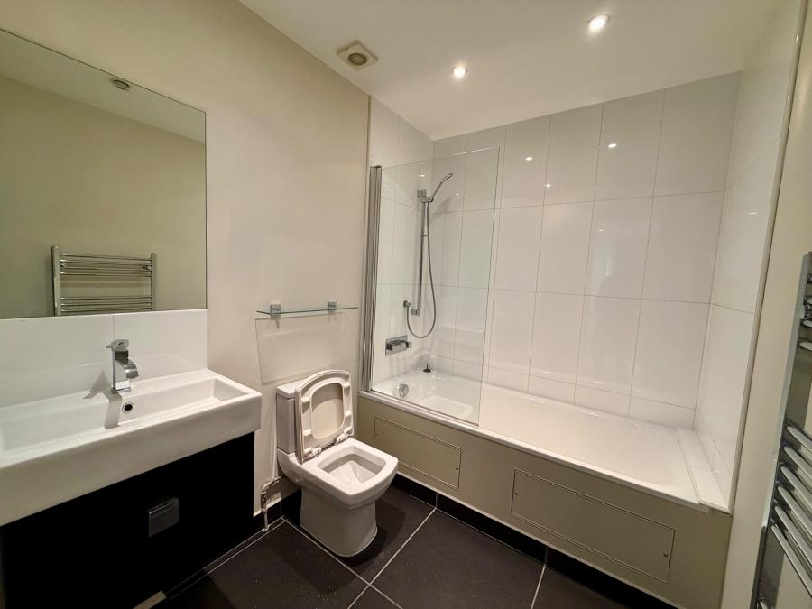 Flat Thames Side in Greater London