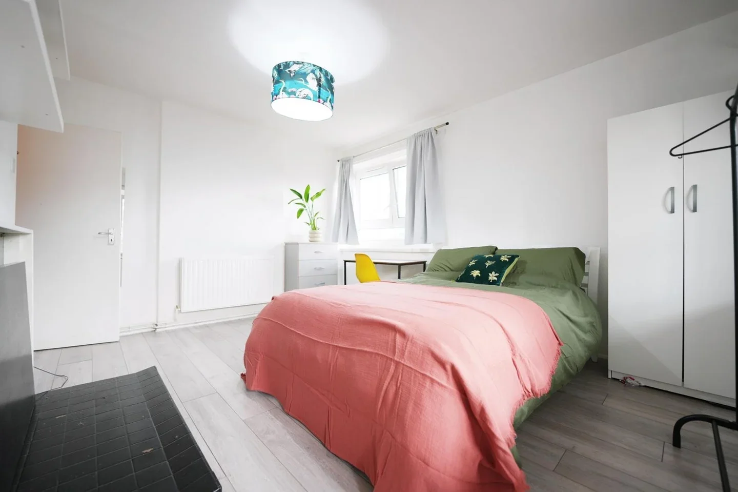 Room Buxton Street in Greater London