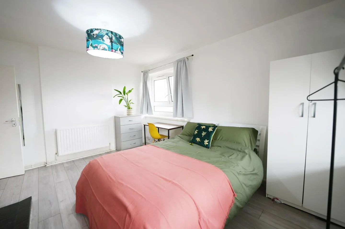 Room Buxton Street in Greater London