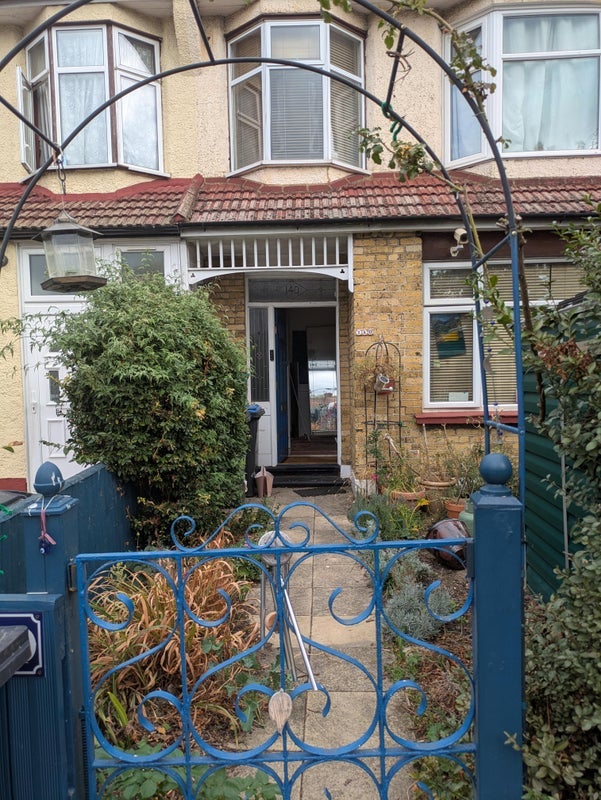 Room Shrewsbury Road in Greater London