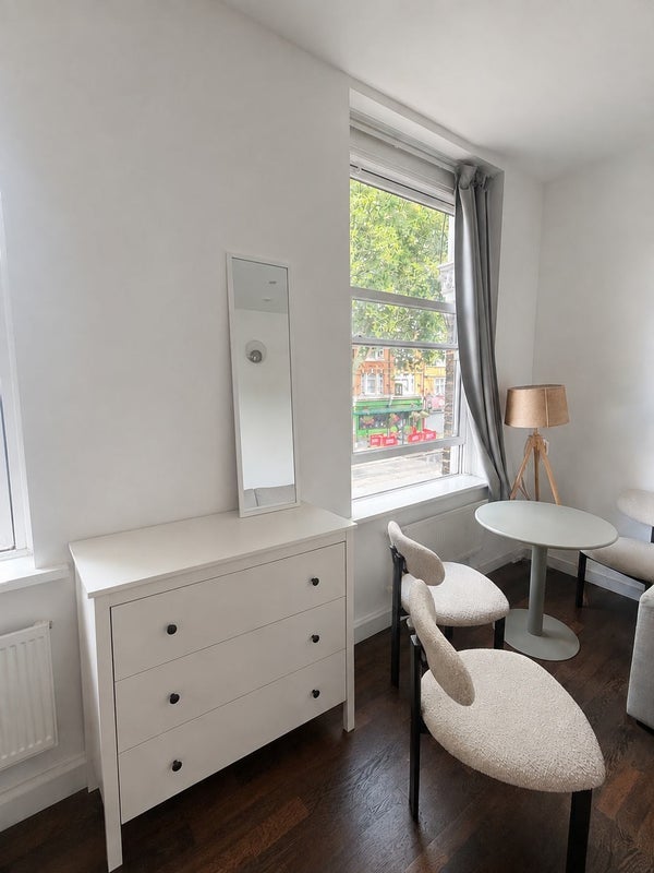 Room Chiswick High Road in Greater London