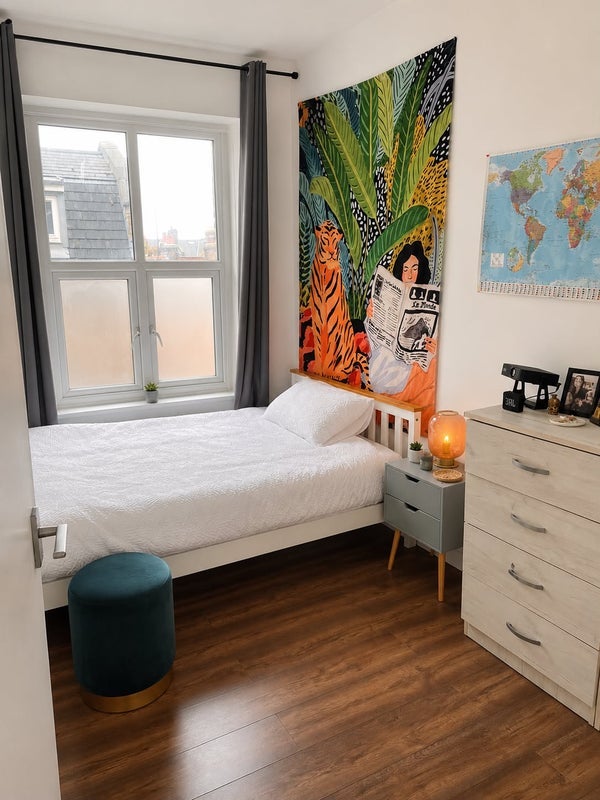 Room Chiswick High Road in Greater London