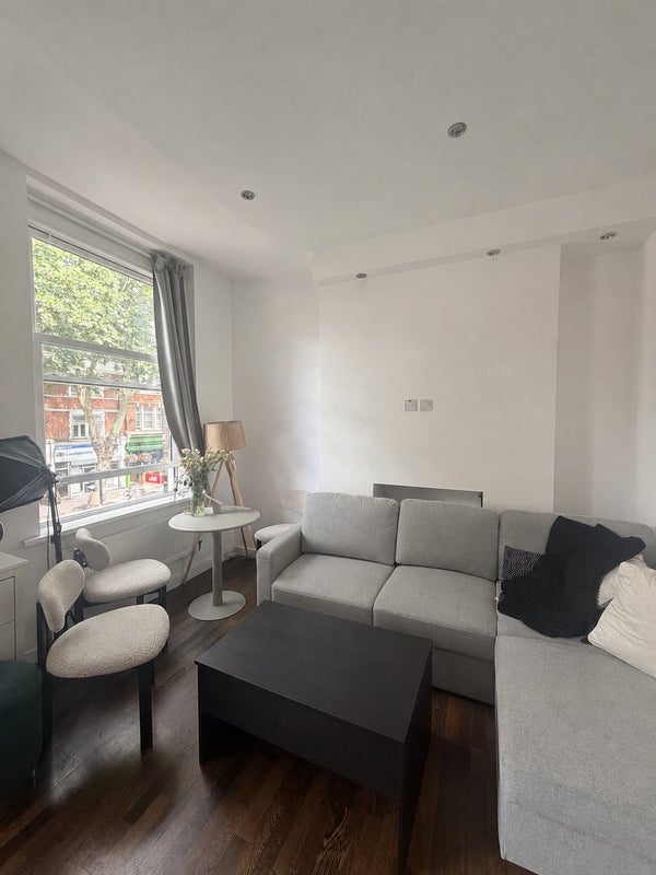 Room Chiswick High Road in Greater London