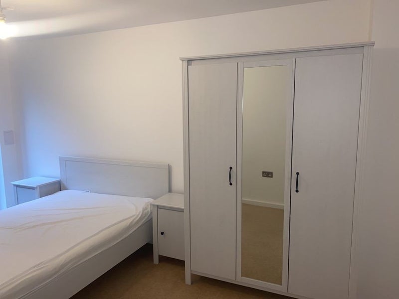 Flat Parkside Avenue in Greater London