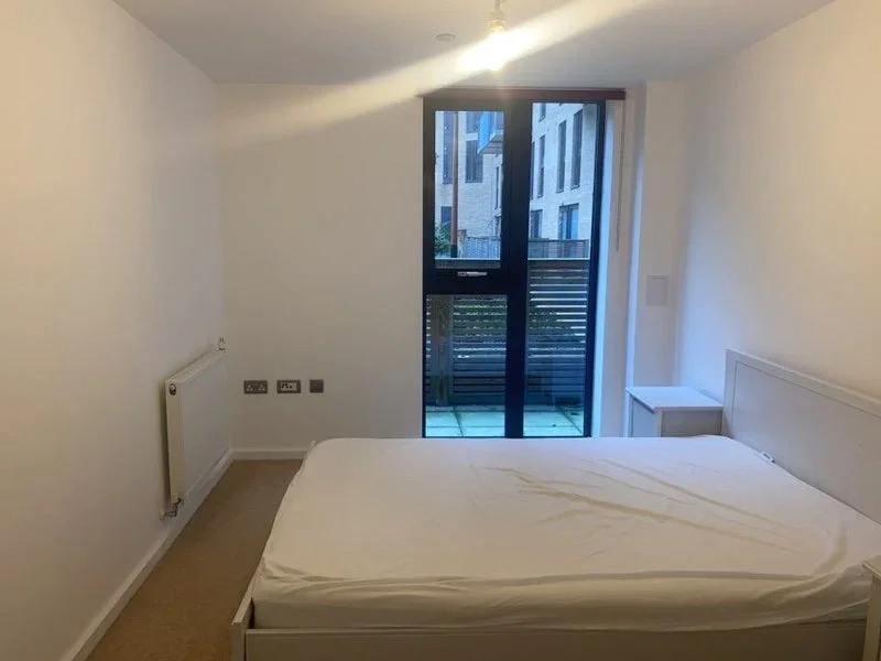 Flat Parkside Avenue in Greater London
