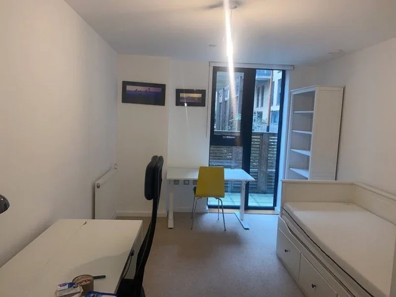 Flat Parkside Avenue in Greater London