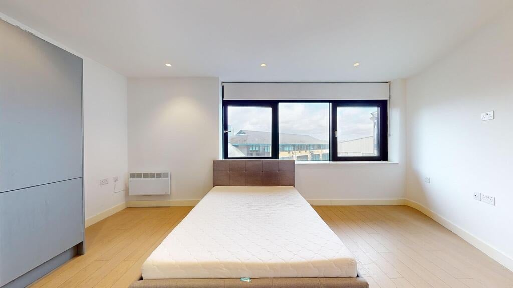 Flat Great West Road in Greater London