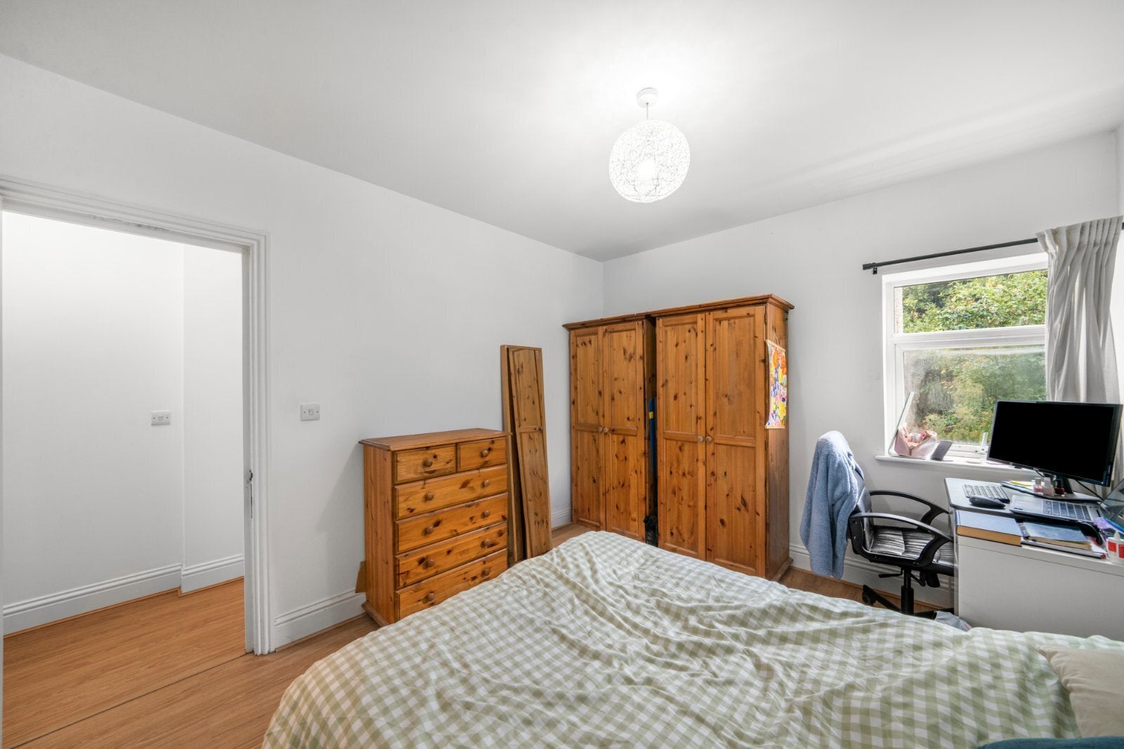 Flat Mitcham Lane in Greater London