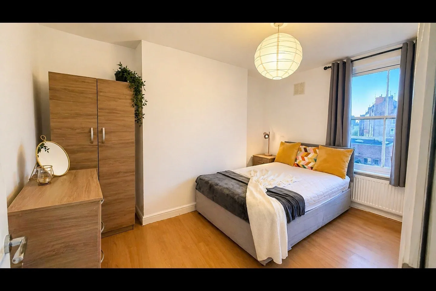 Room New Cross Road in Greater London