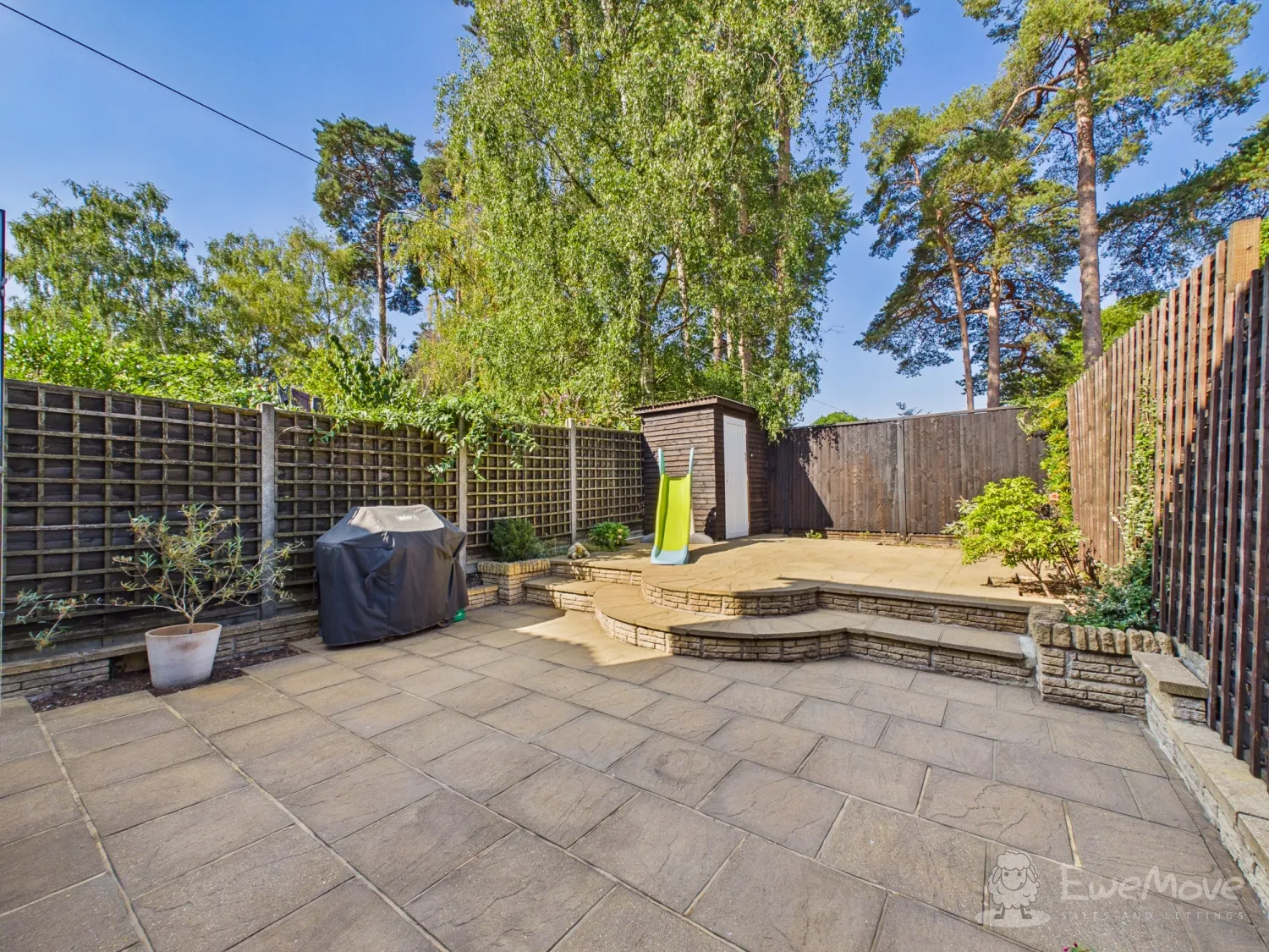 House Roxburghe Close in East Hampshire