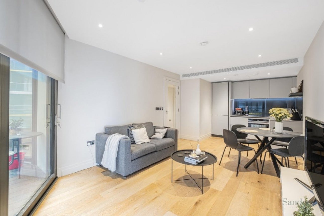 Flat Mill Pond Close in Greater London