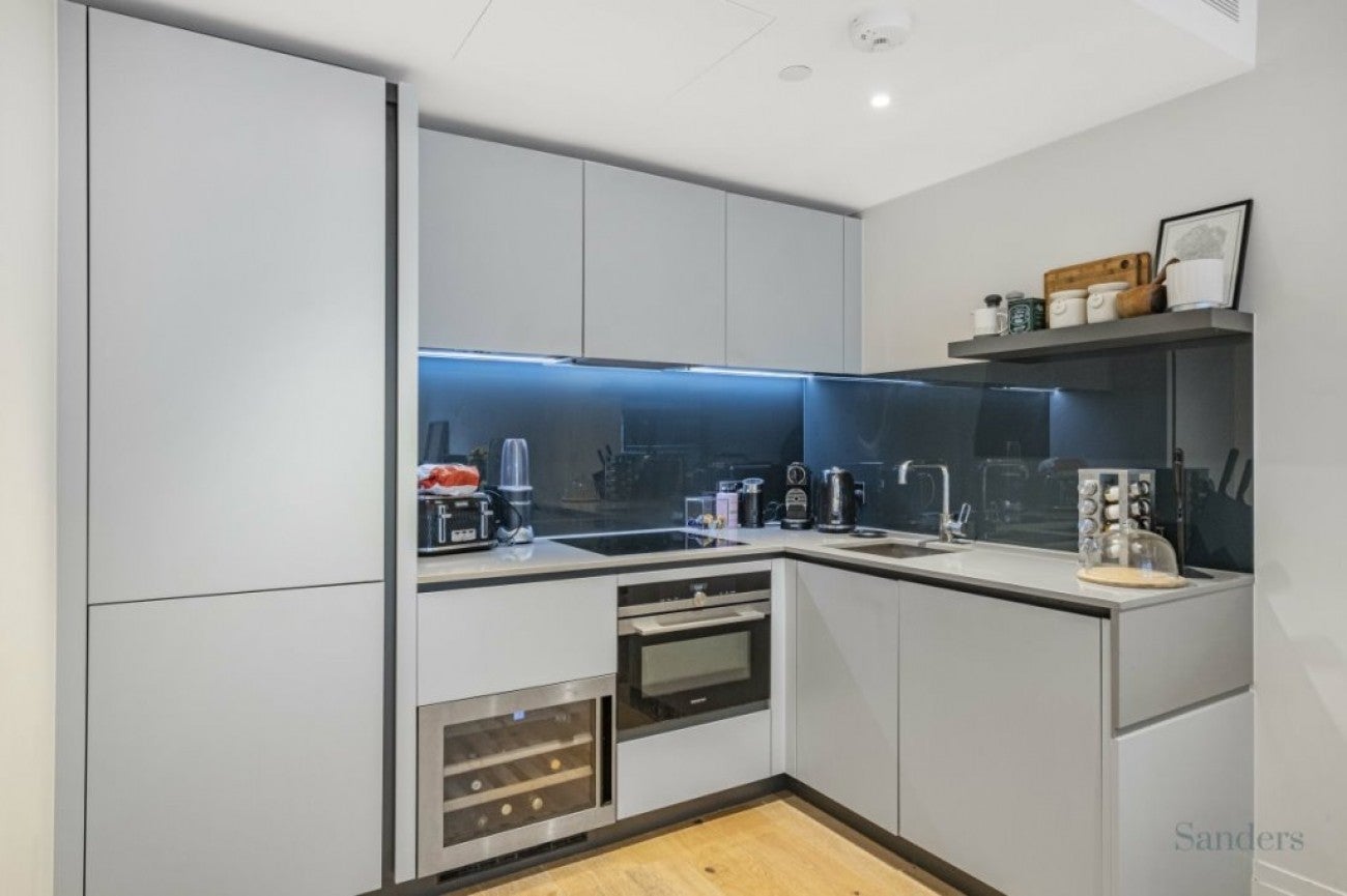 Flat Mill Pond Close in Greater London