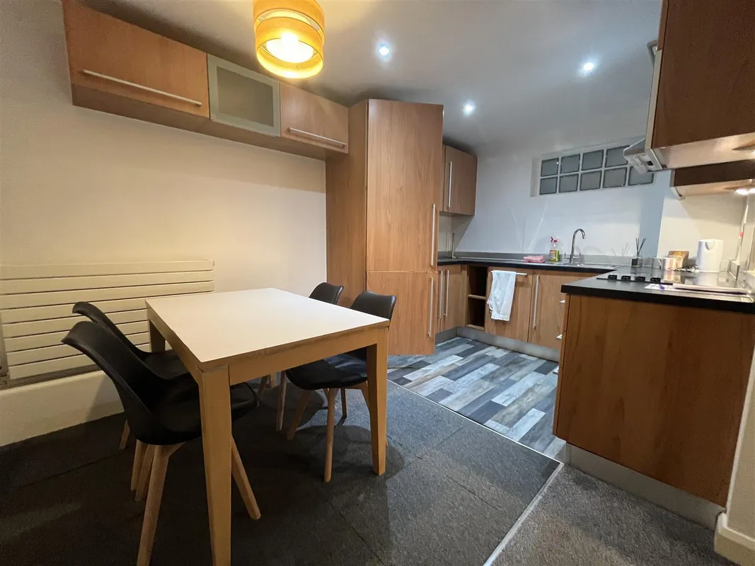 Flat Harrogate Road in Leeds