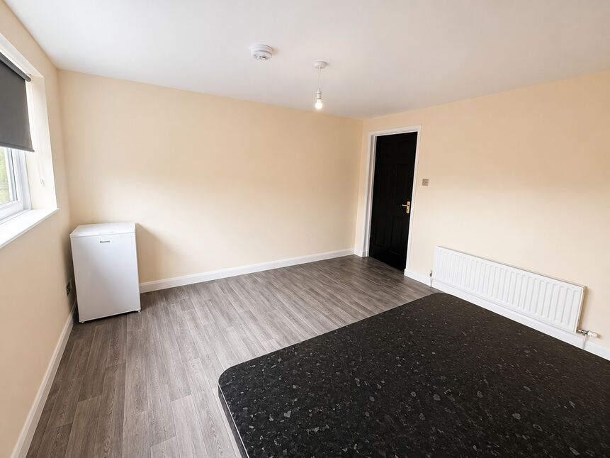 Flat Wellington Court in Holton le Clay