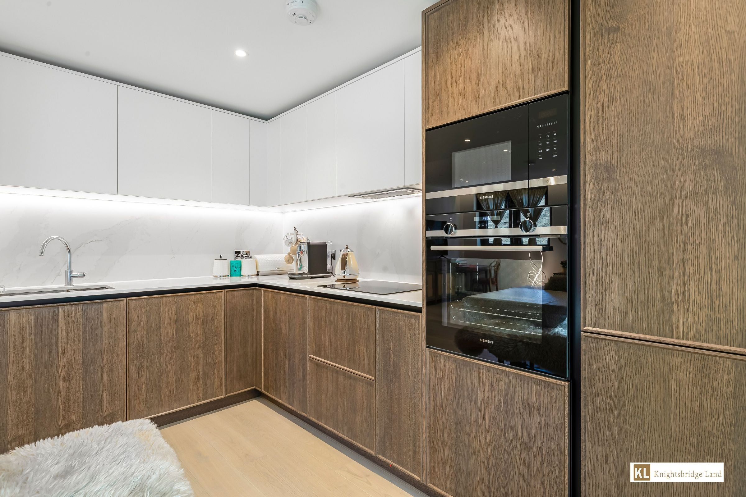 Flat Leicester Court in London