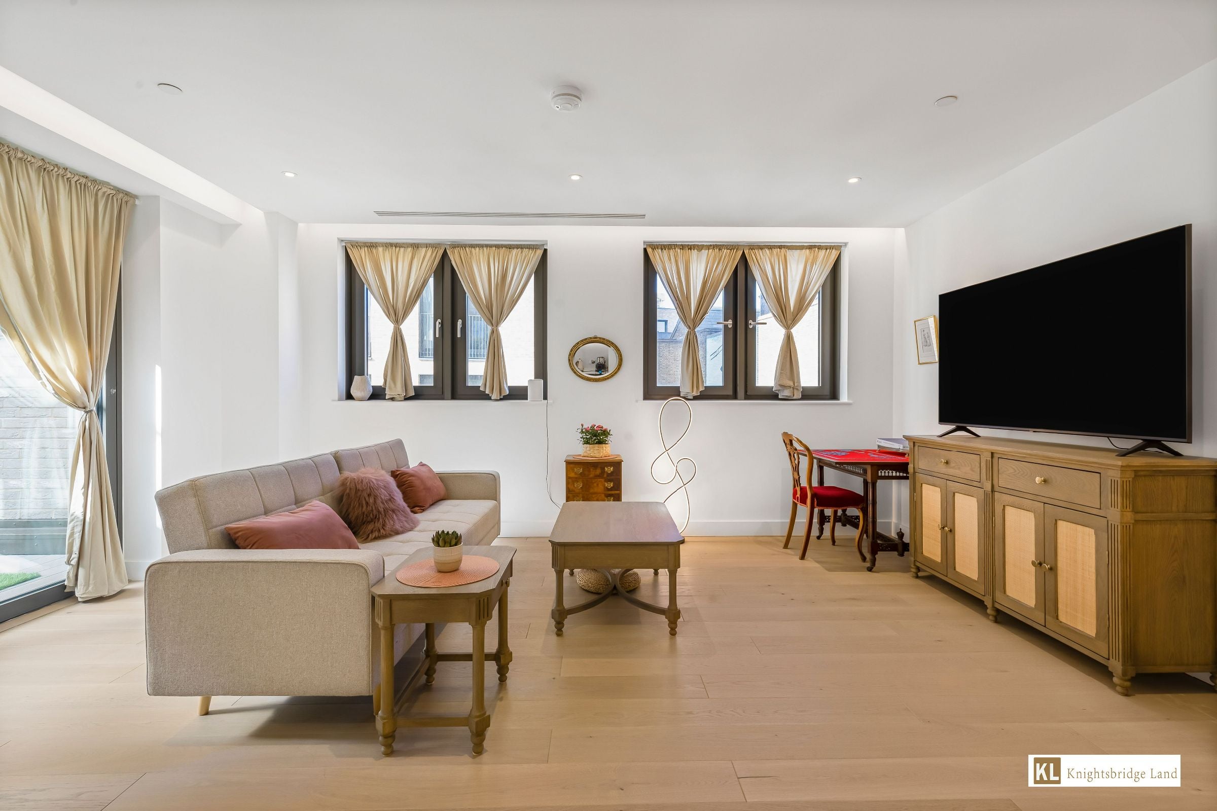 Flat Leicester Court in London