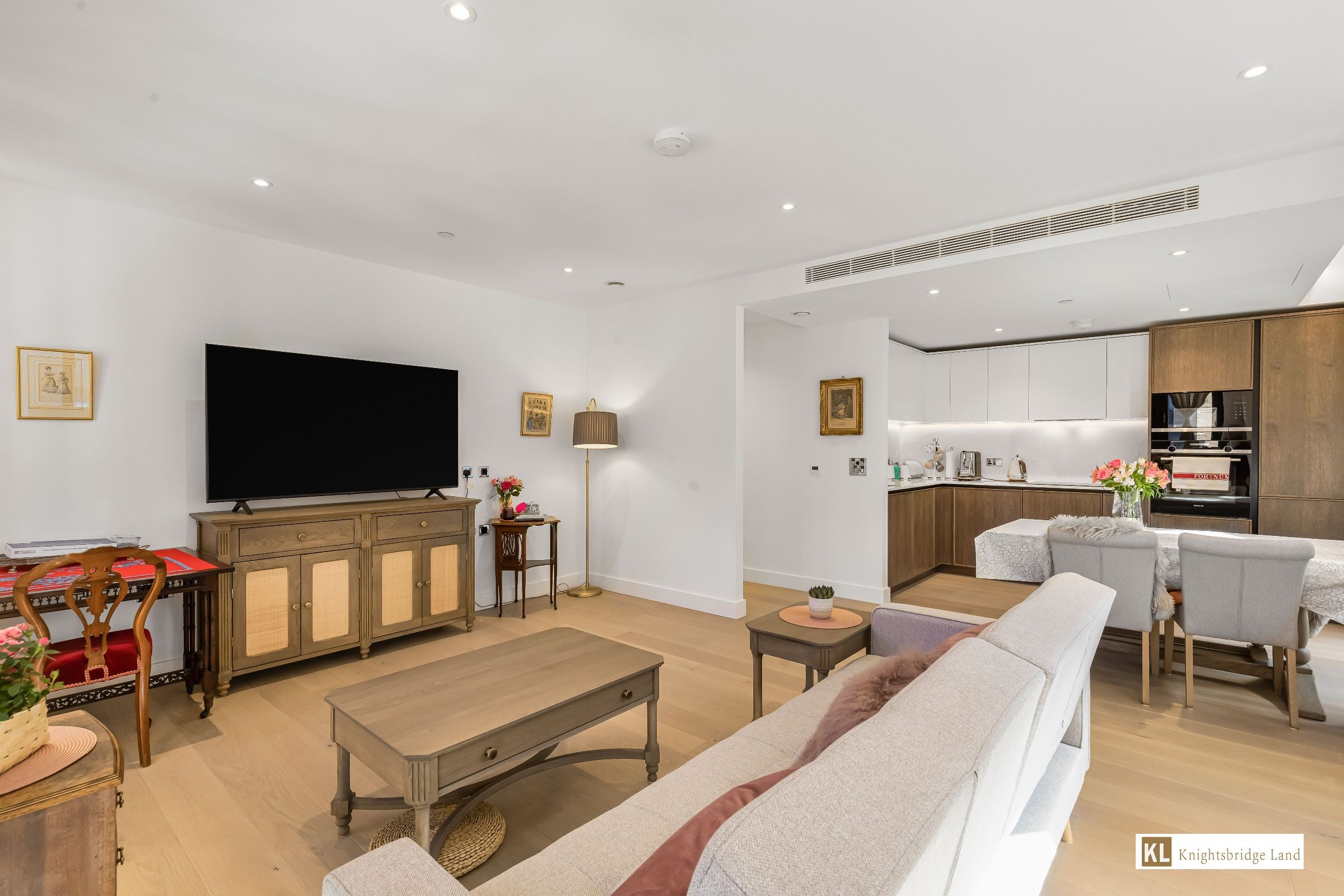 Flat Leicester Court in London
