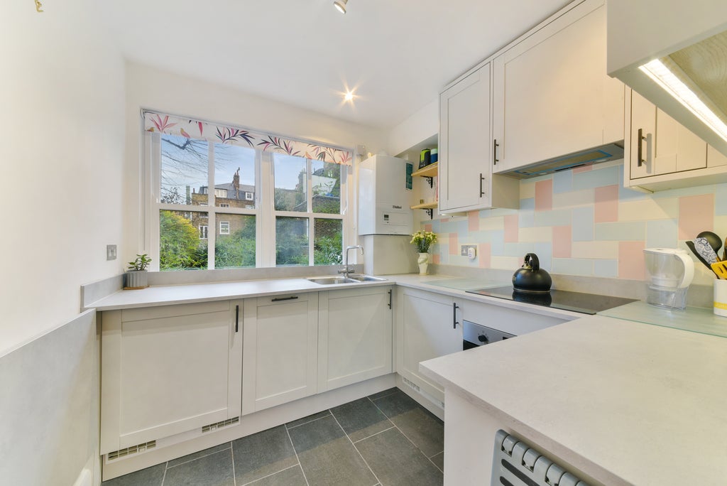 Flat Finborough Road in Greater London