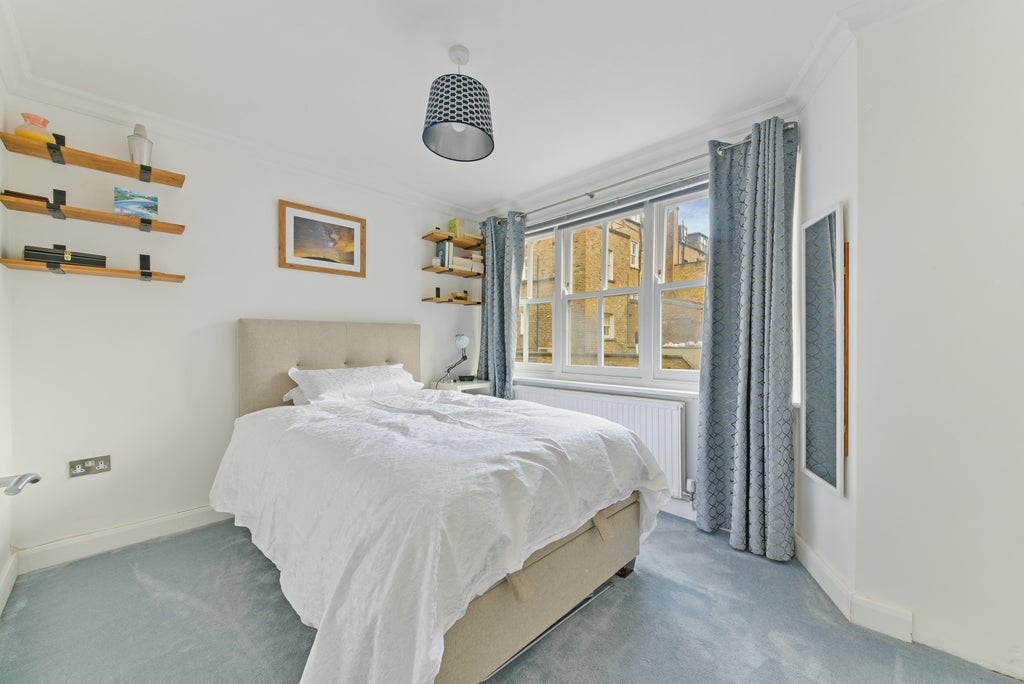 Flat Finborough Road in Greater London