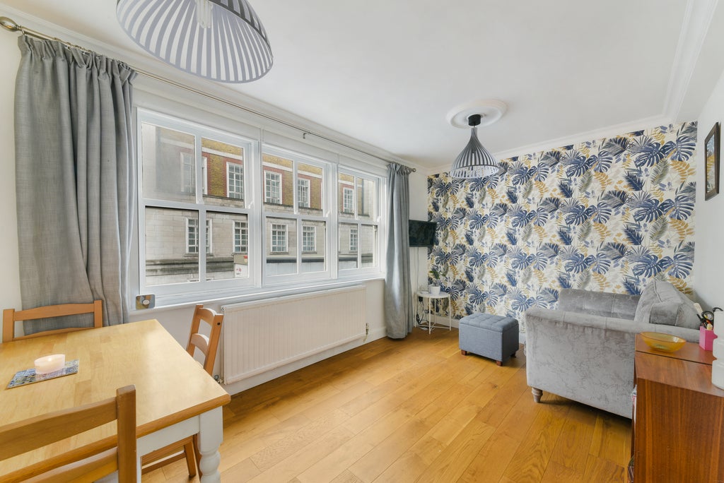 Flat Finborough Road in Greater London