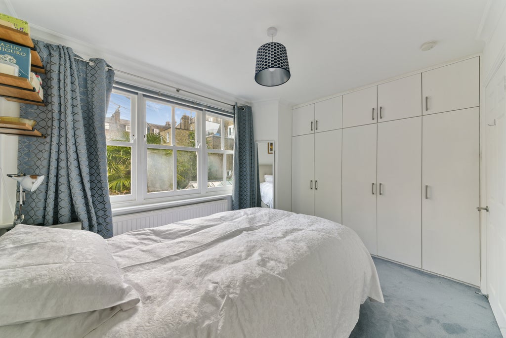 Flat Finborough Road in Greater London