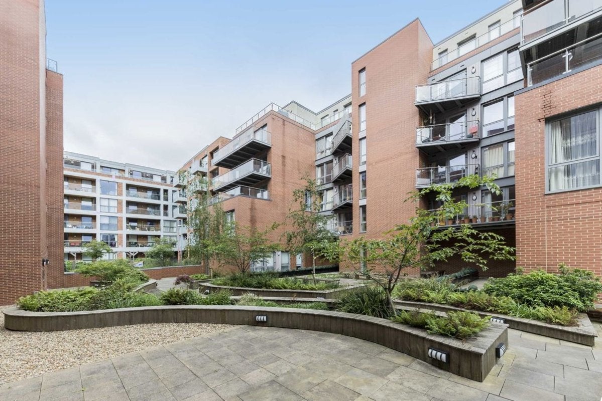 Flat Dahlia Bridge in Greater London